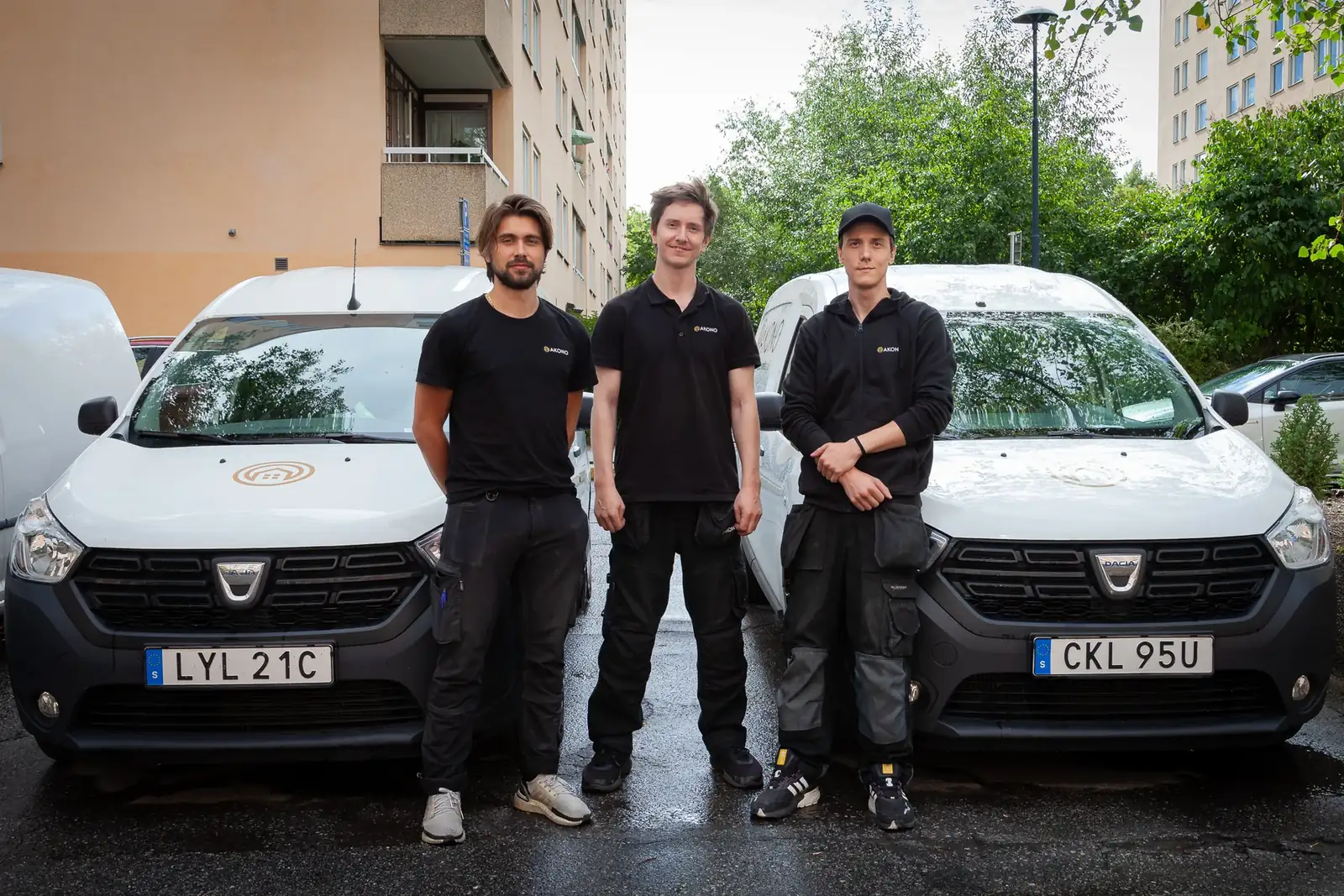 Akonos tekniker framför servicebilarna, redo för radonuppdrag i Uppsala