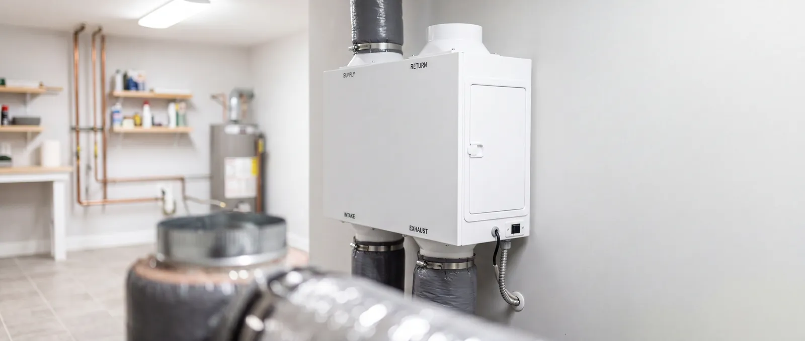 Ett FTX-aggregat installerat med kanaler i ett hus i Uppsala
