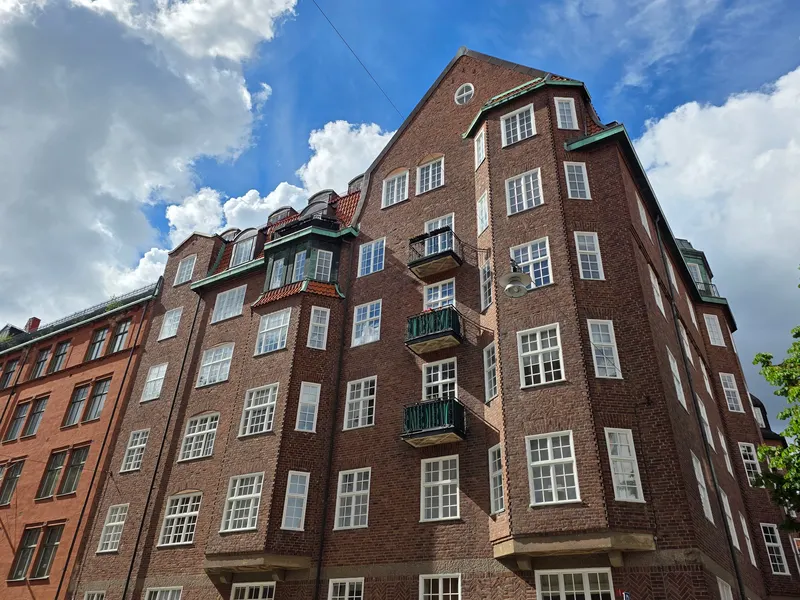 Ett flerbostadshus i tegel där föreningen mäter radon